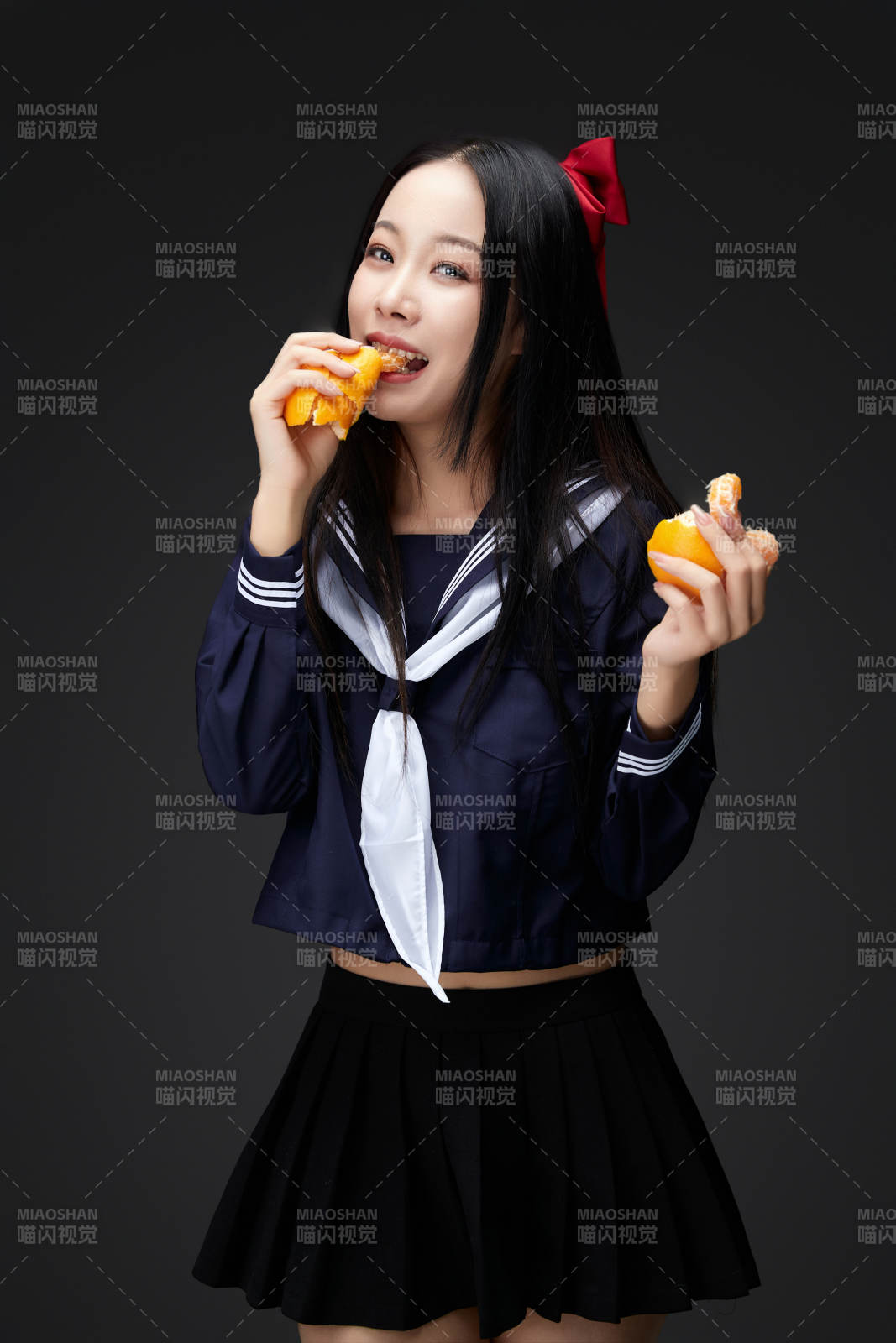 吃水果的亚洲东方长发少女图片