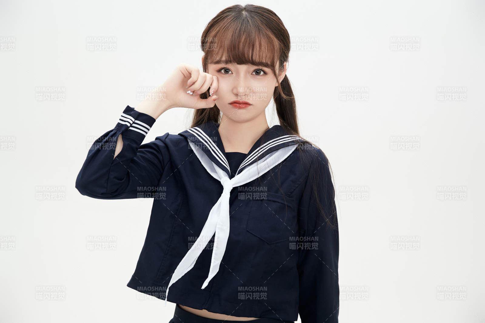 身穿日系高中制服的美丽少女图片
