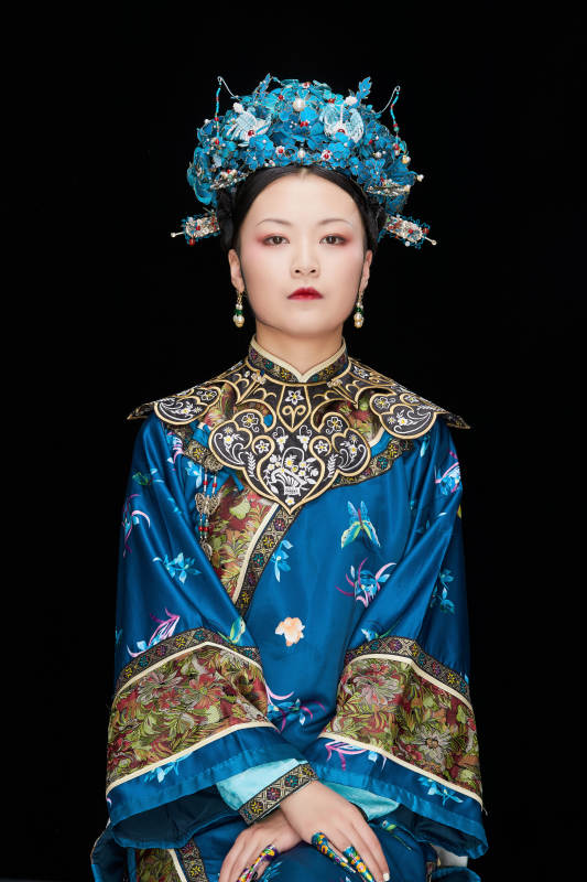 黑色背景下的清代女性古装造型清朝古装图片