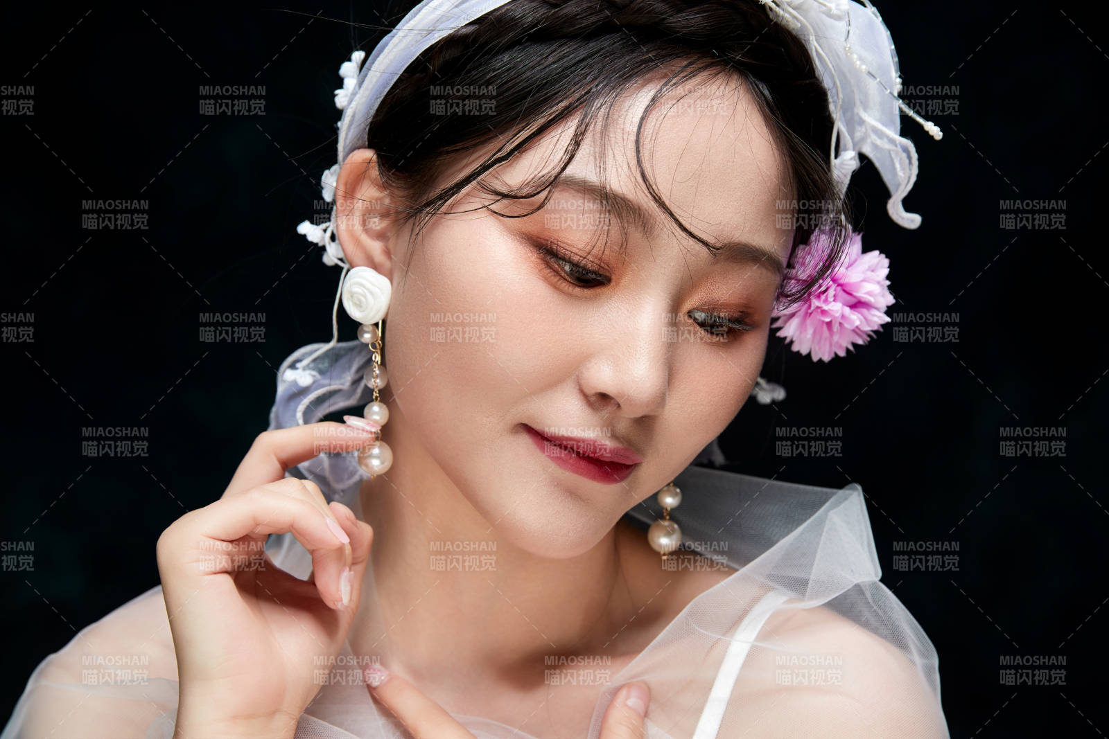 黑色背景下的女性复古婚纱妆面图片