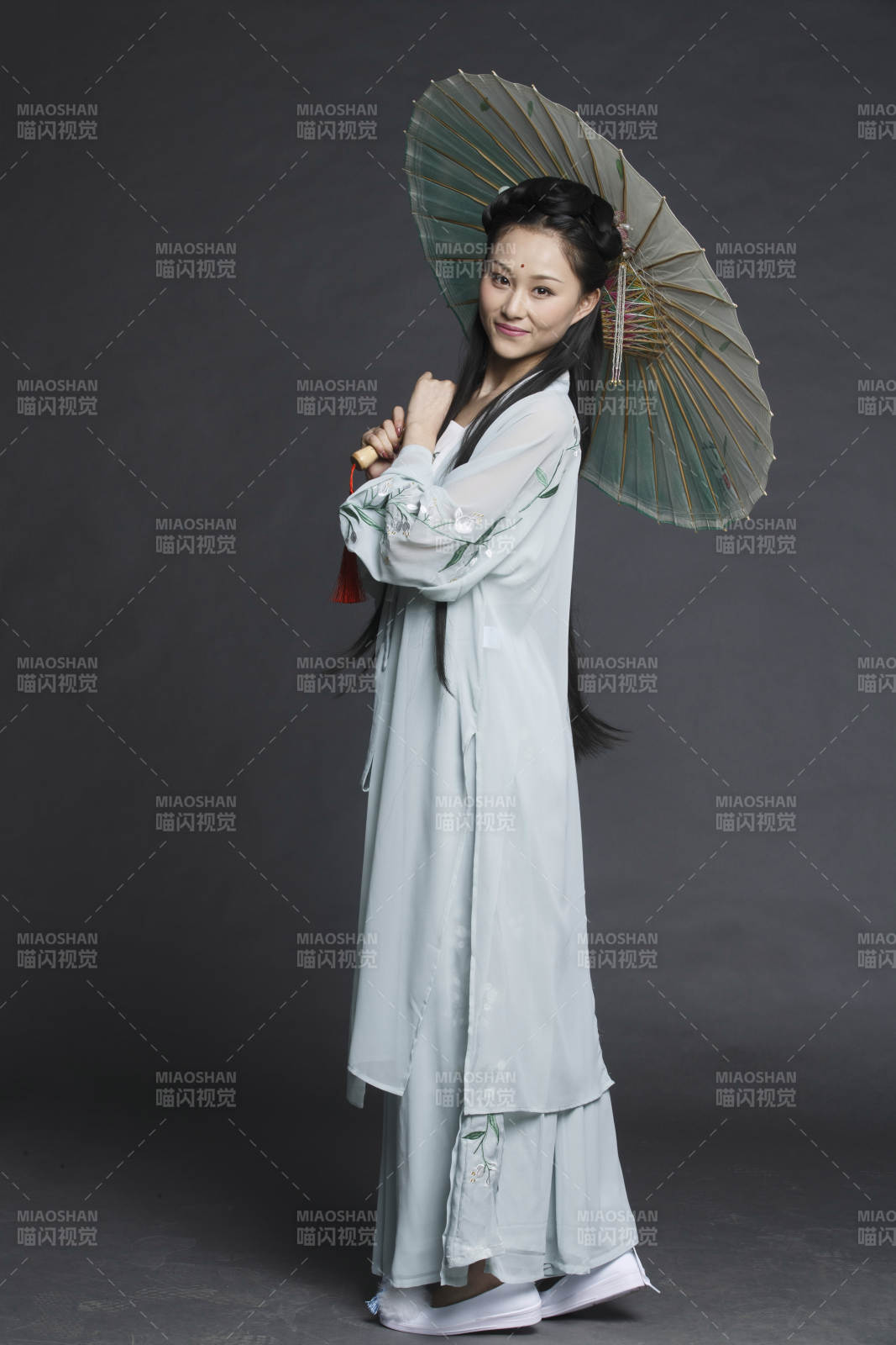 身穿古装的汉服女性人像汉服影棚拍摄图片