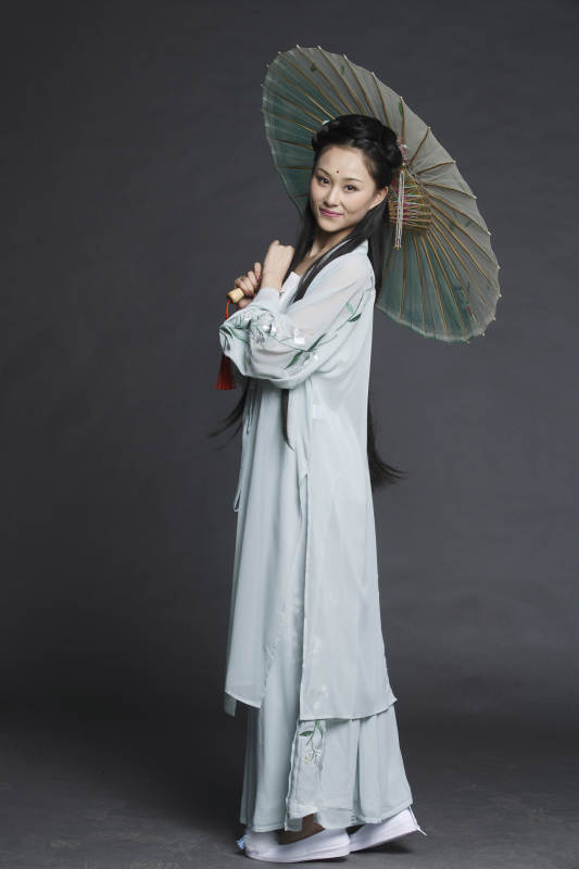 身穿古装的汉服女性人像汉服影棚拍摄图片