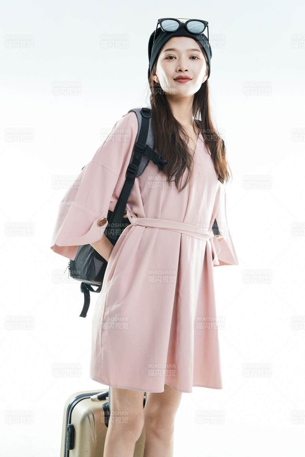 白色背景下准备出发旅行的美丽东方女大学生图片