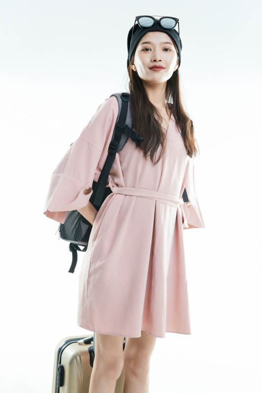 白色背景下准备出发旅行的美丽东方女大学生图片