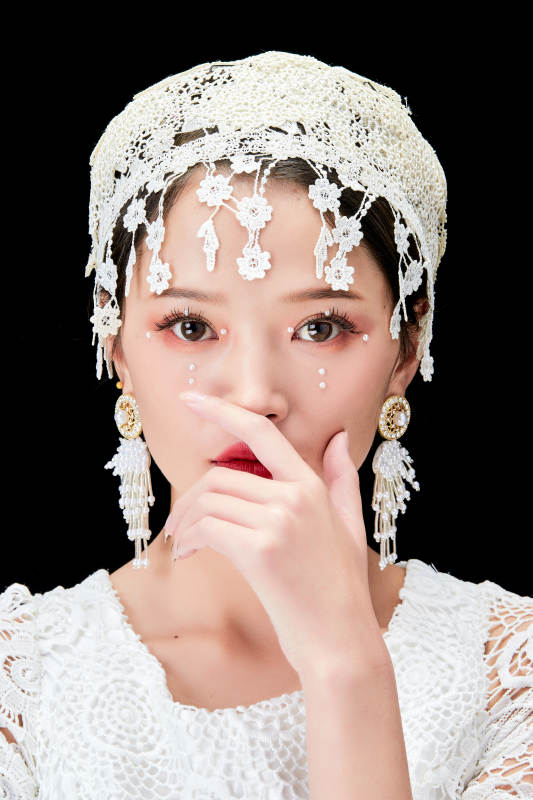 黑色背景下的美妆新娘彩妆人像图片