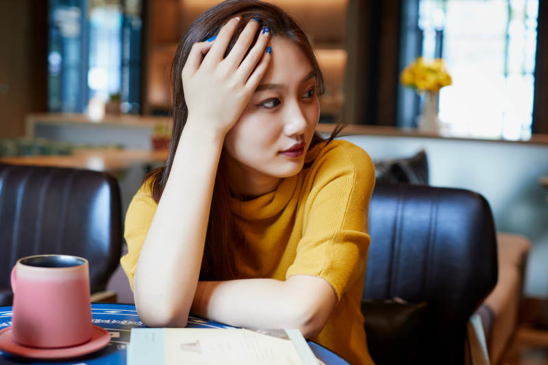 在图书咖啡馆阅读书籍的少女图片