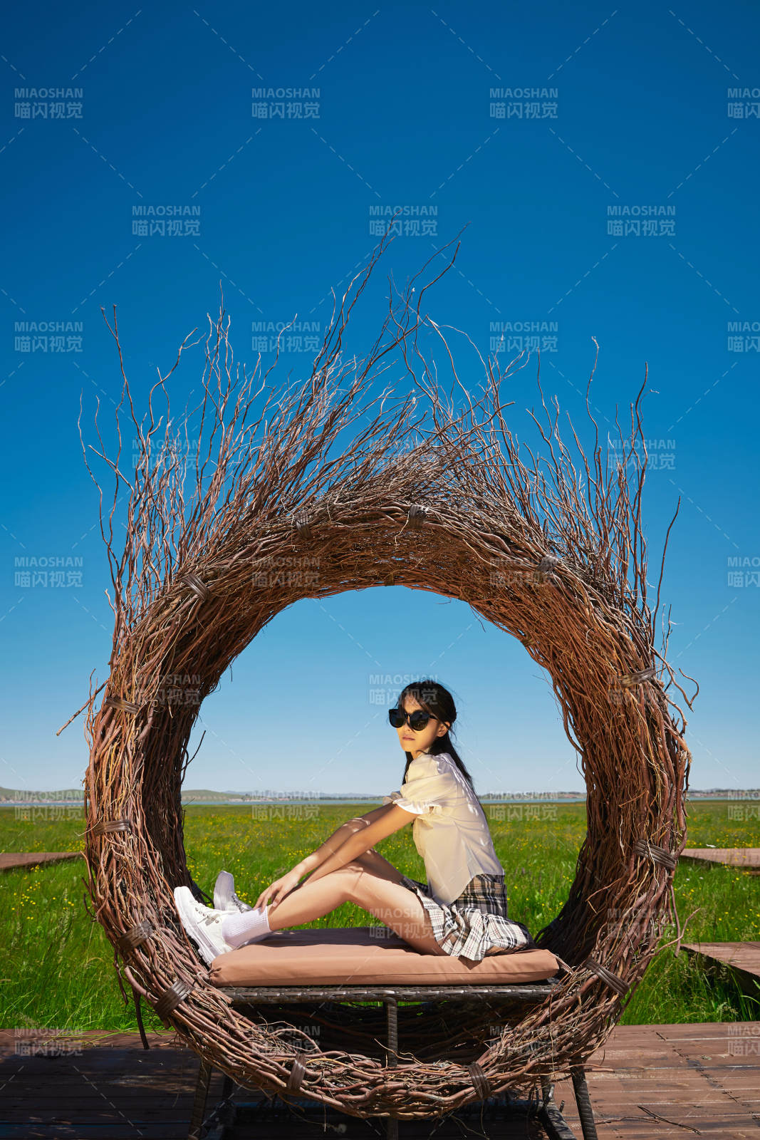 盛夏在草原湿地公园游玩的姑娘图片