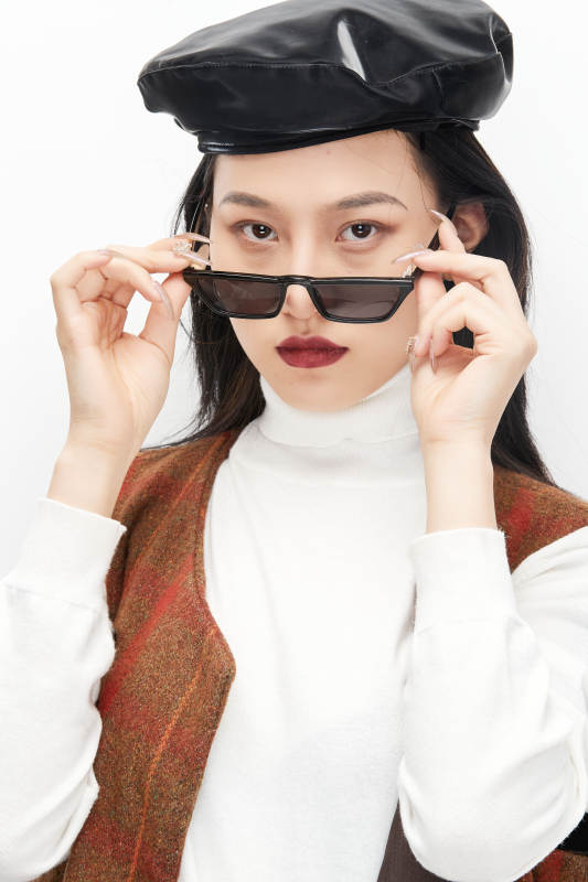 身穿复古服装的亚洲少女人像图片