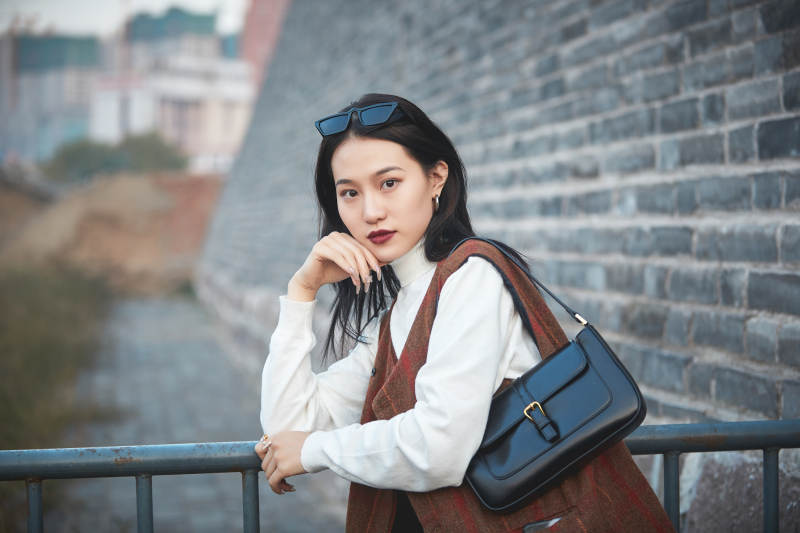 老旧城区里穿着复古港风的美丽清纯少女图片