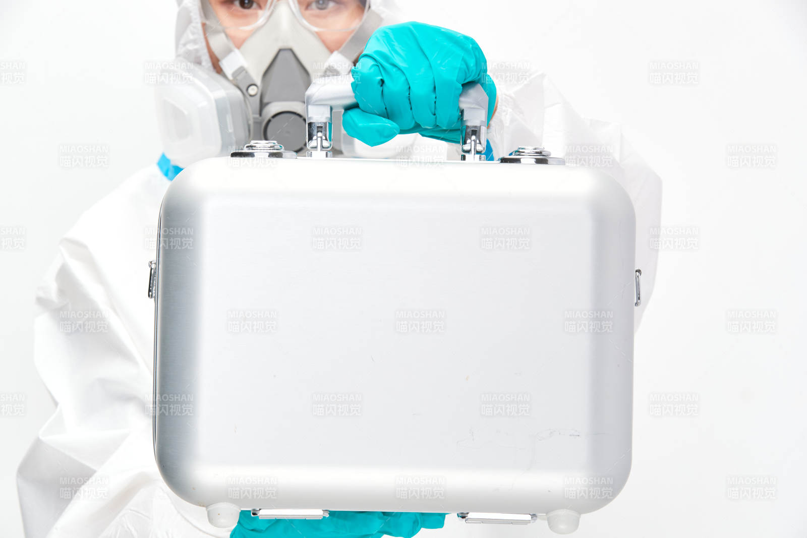 穿白色防护服佩戴护目镜口罩的女性医疗人员图片