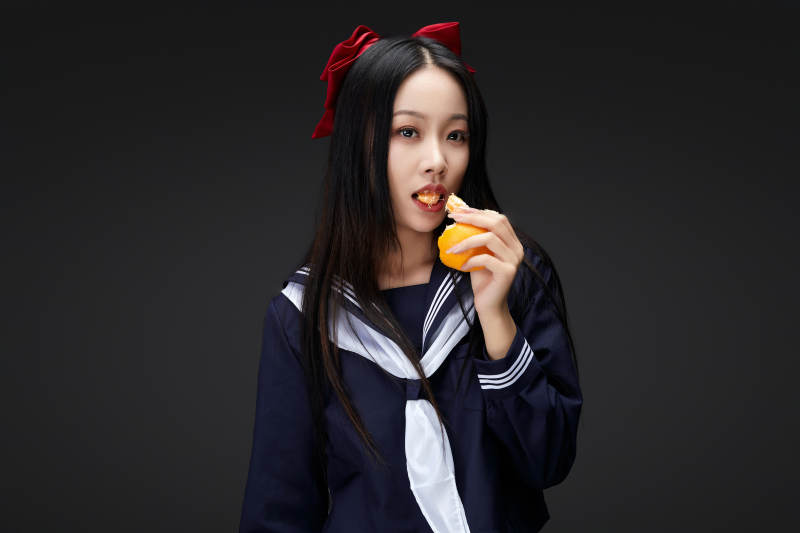 吃水果的亚洲东方长发少女图片