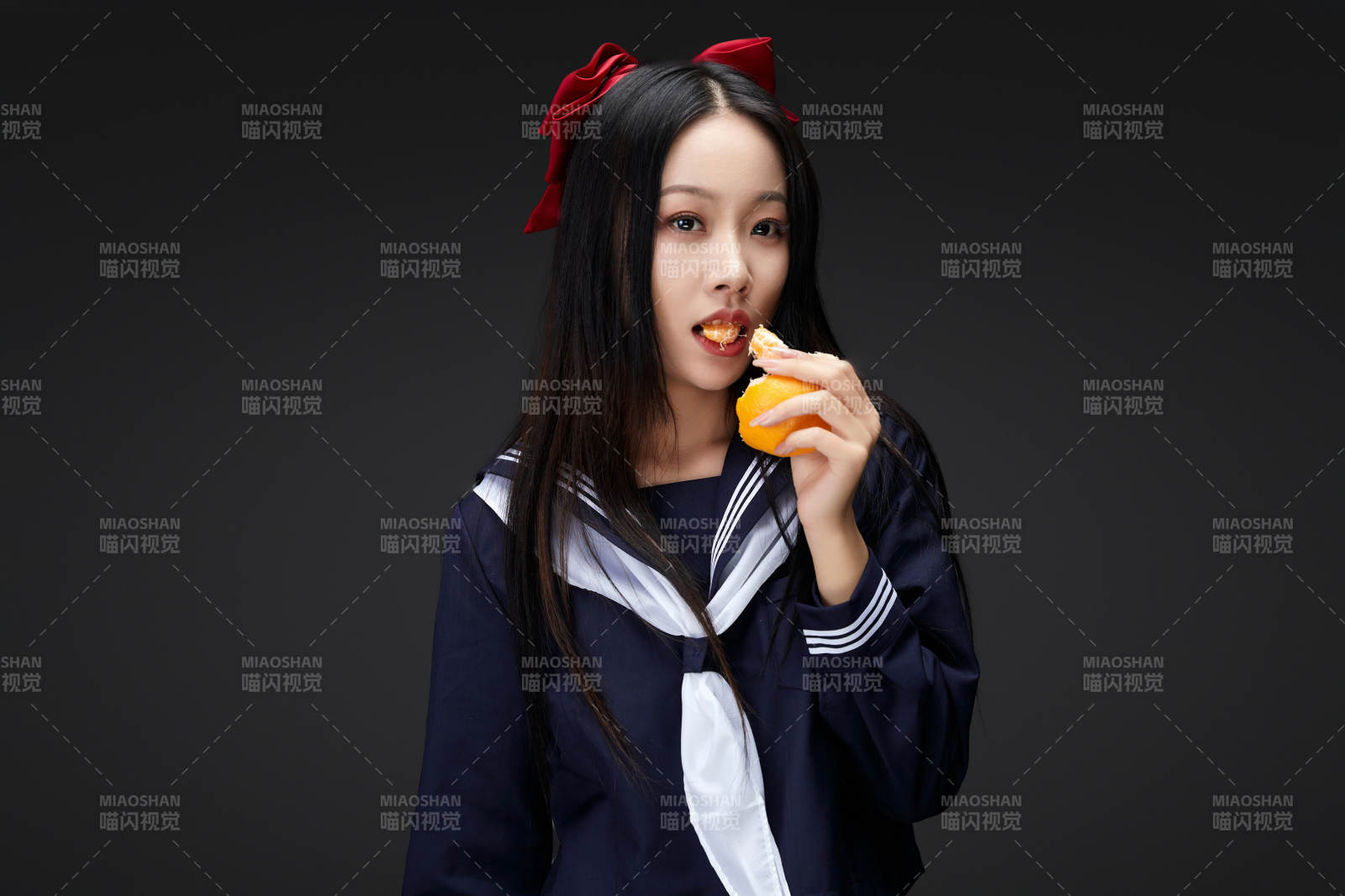 吃水果的亚洲东方长发少女图片