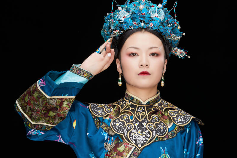 黑色背景下的清代女性古装造型清朝古装图片