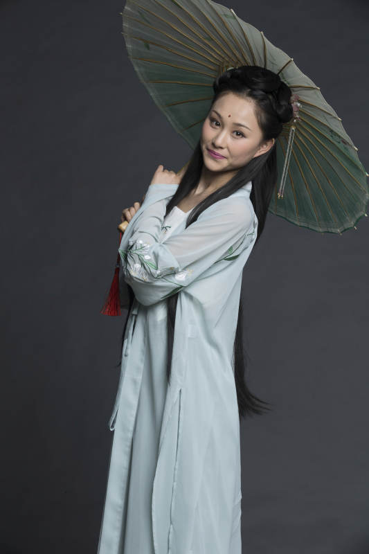 身穿古装的汉服女性人像汉服影棚拍摄图片