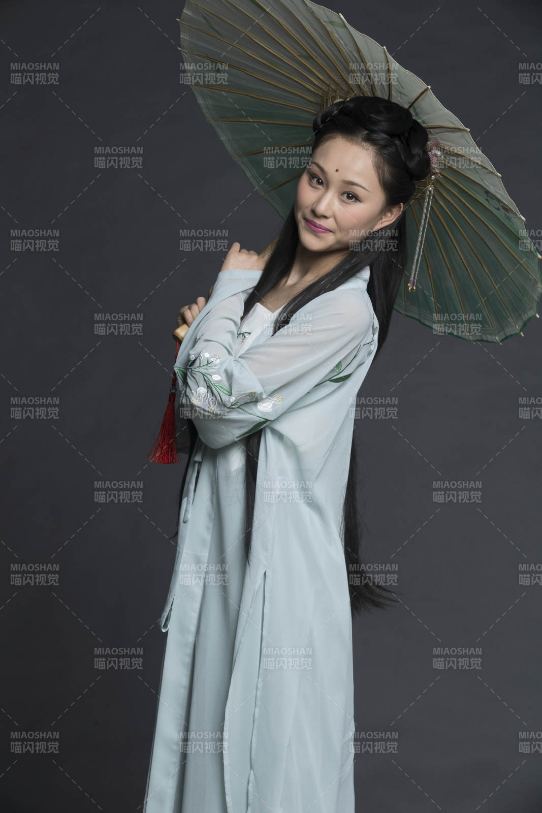 身穿古装的汉服女性人像汉服影棚拍摄图片