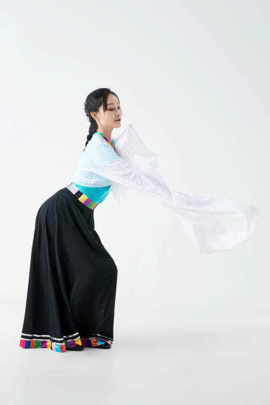 穿着藏族服饰跳着藏族舞蹈的少女图片