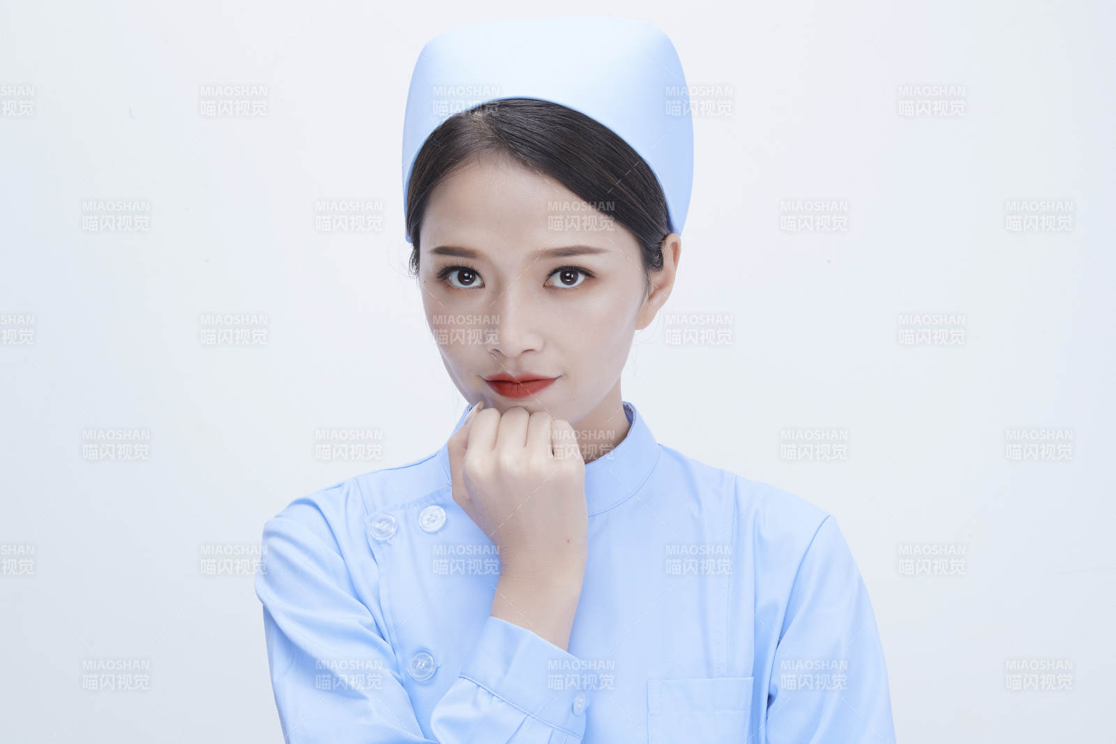 身穿蓝色护士服展示各种表情的漂亮女护士图片