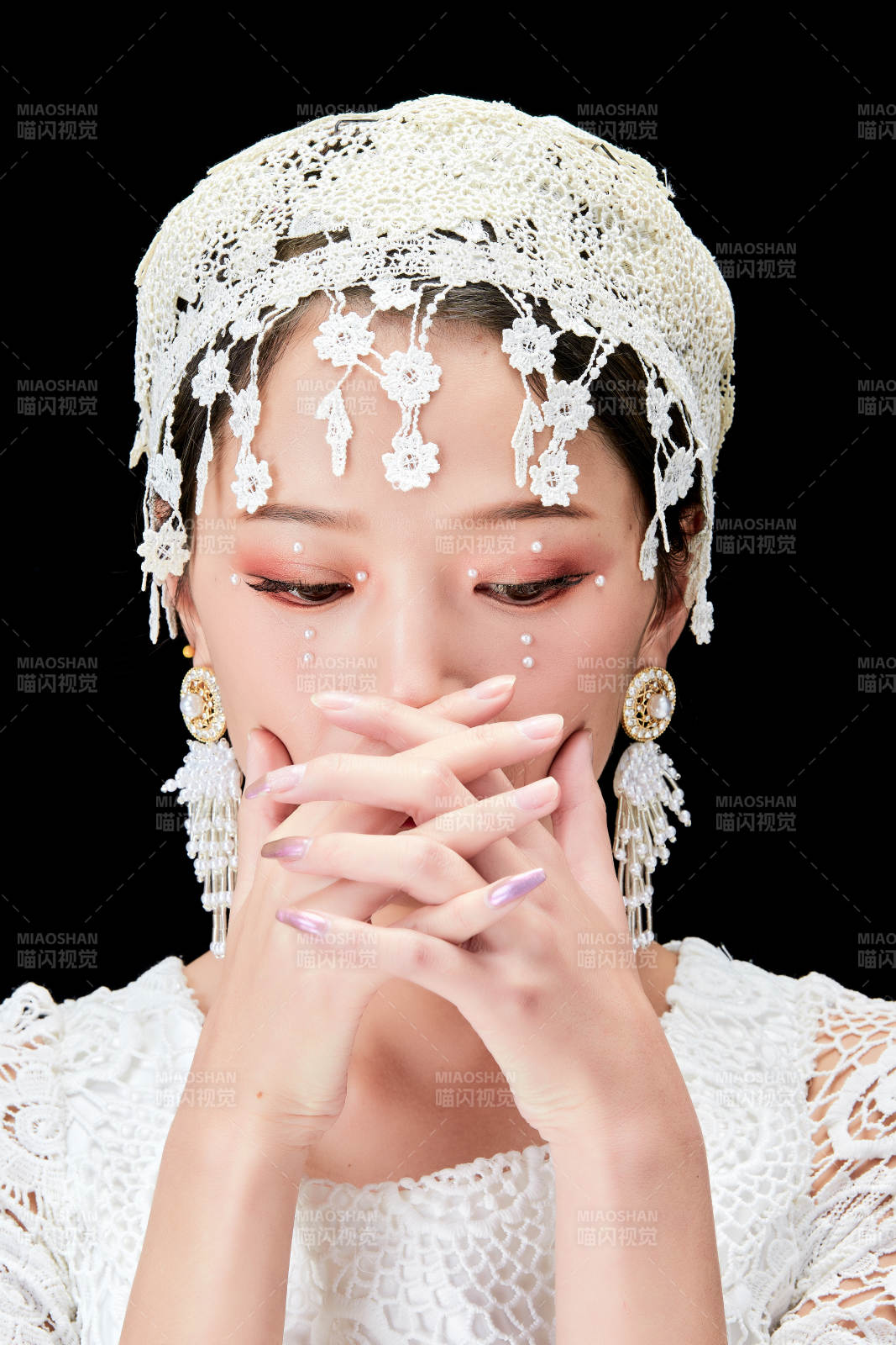 黑色背景下的美妆新娘彩妆人像图片