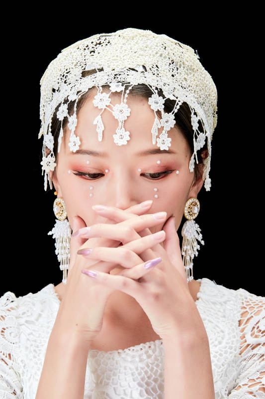 黑色背景下的美妆新娘彩妆人像图片