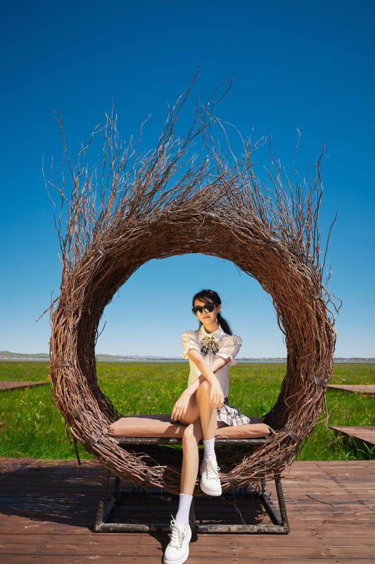 盛夏在草原湿地公园游玩的姑娘图片