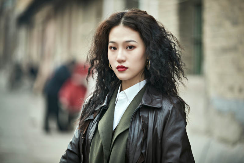 老旧城区里穿着复古港风的美丽清纯少女图片