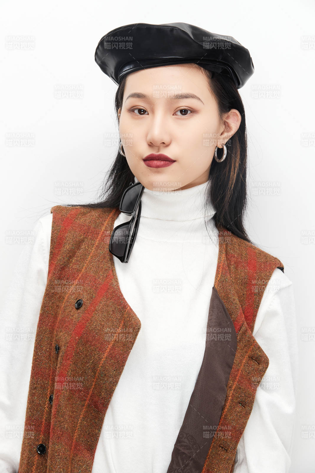 身穿复古服装的亚洲少女人像图片