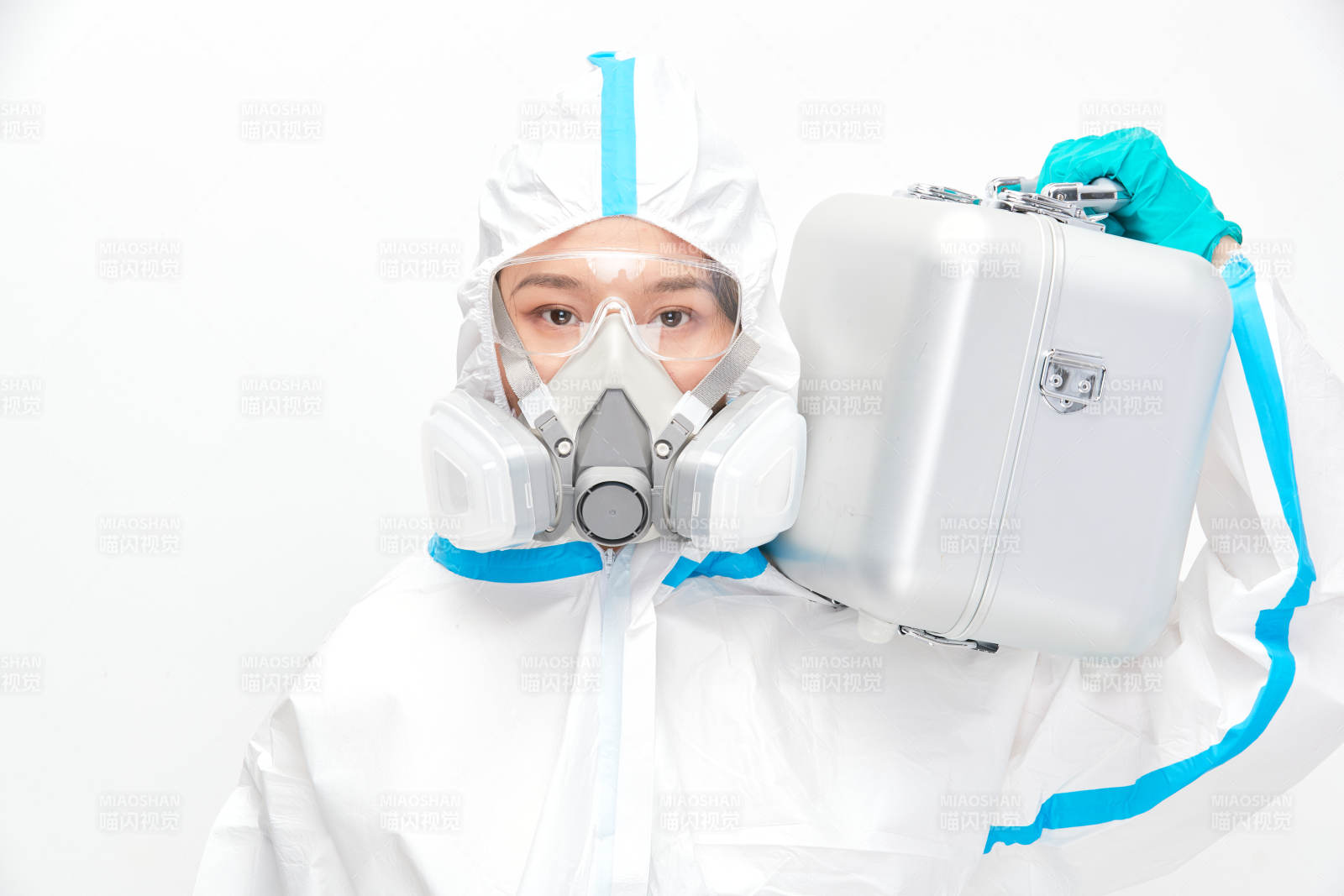 穿白色防护服佩戴护目镜口罩的女性医疗人员图片