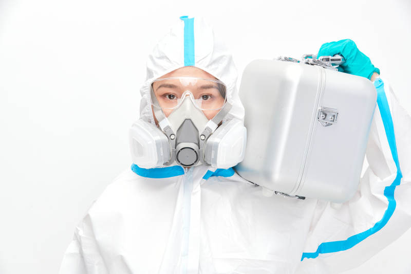 穿白色防护服佩戴护目镜口罩的女性医疗人员图片