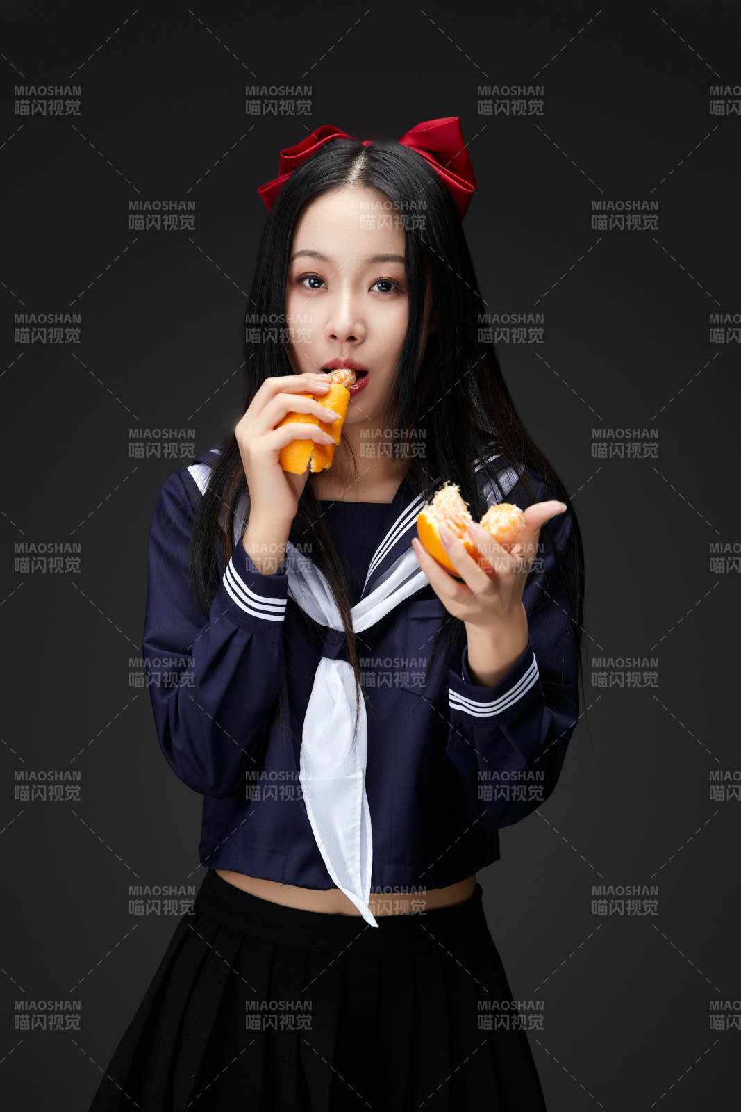 吃水果的亚洲东方长发少女图片