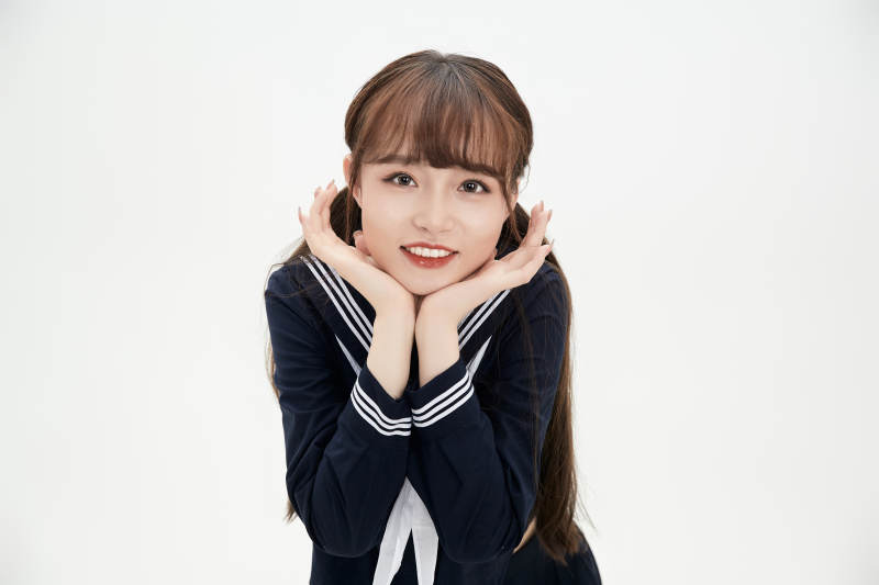 身穿日系高中制服的美丽少女图片