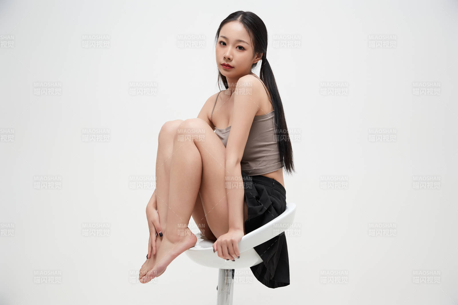 白色背景下的美丽可爱大学生图片