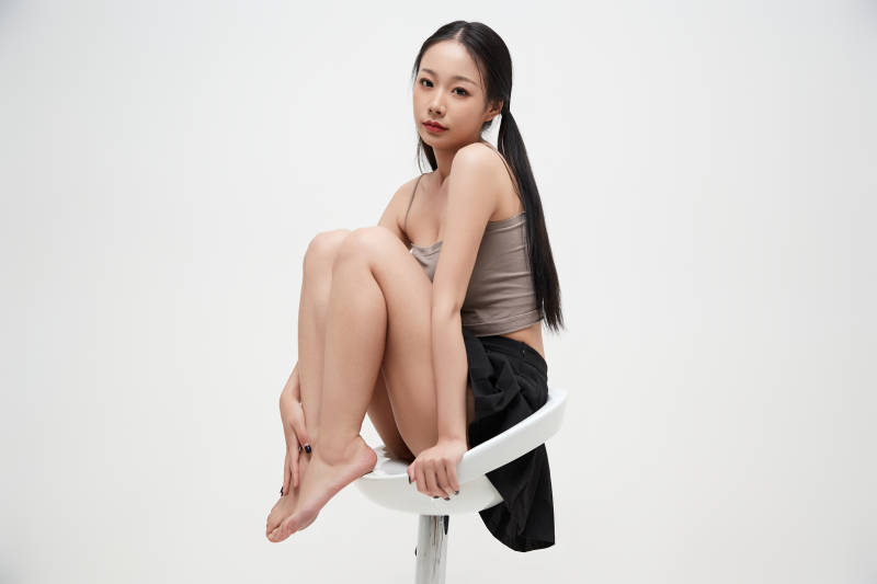 白色背景下的美丽可爱大学生图片