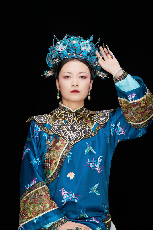黑色背景下的清代女性古装造型清朝古装图片