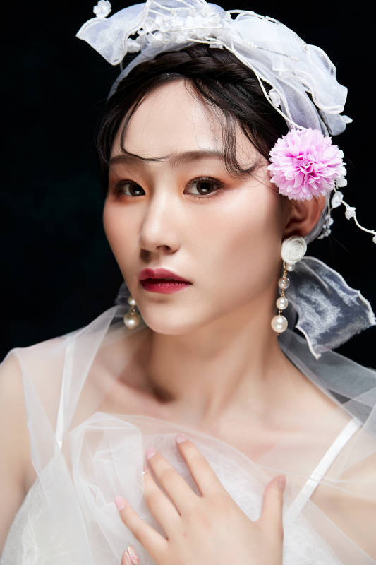 黑色背景下的女性复古婚纱妆面图片