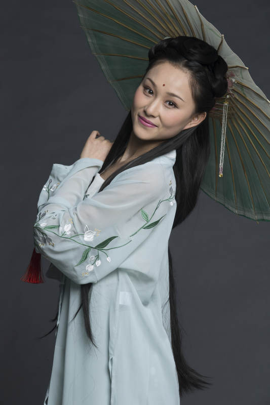 身穿古装的汉服女性人像汉服影棚拍摄图片