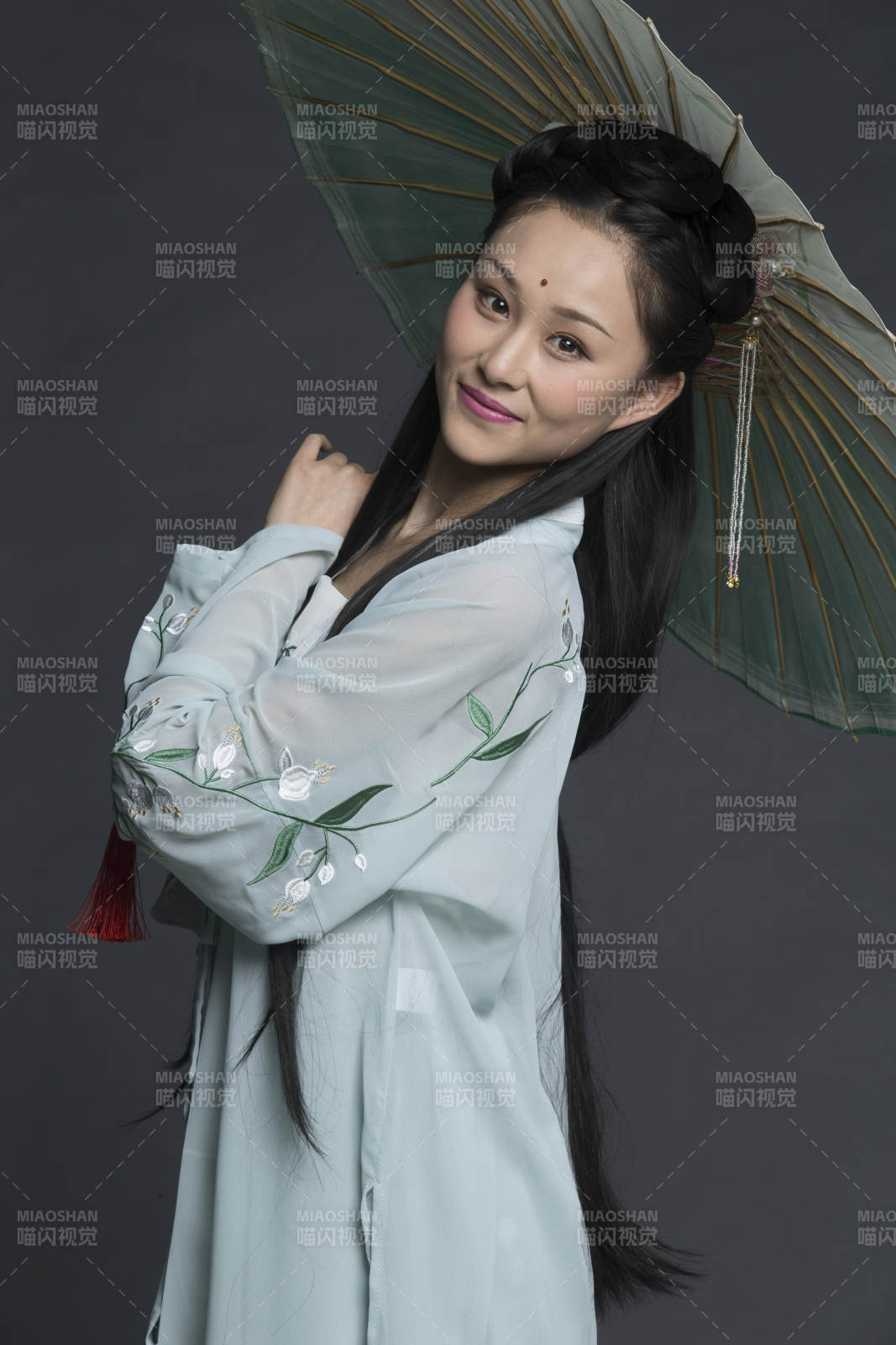 身穿古装的汉服女性人像汉服影棚拍摄图片