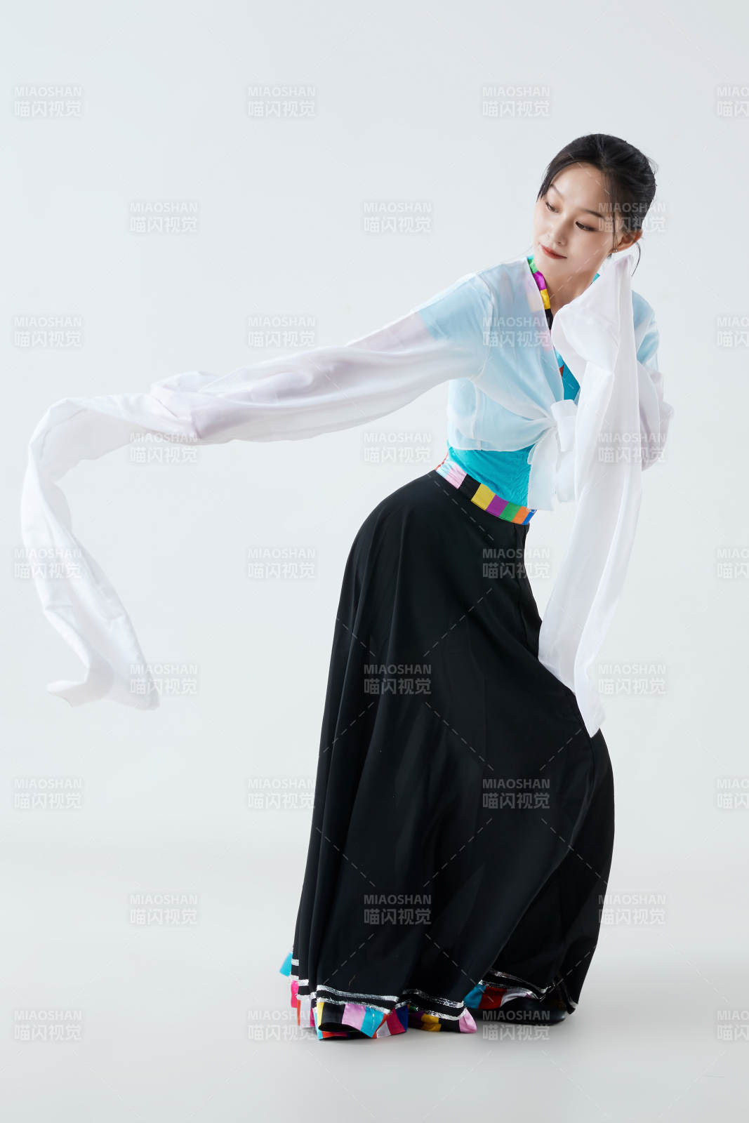 穿着藏族服饰跳着藏族舞蹈的少女图片