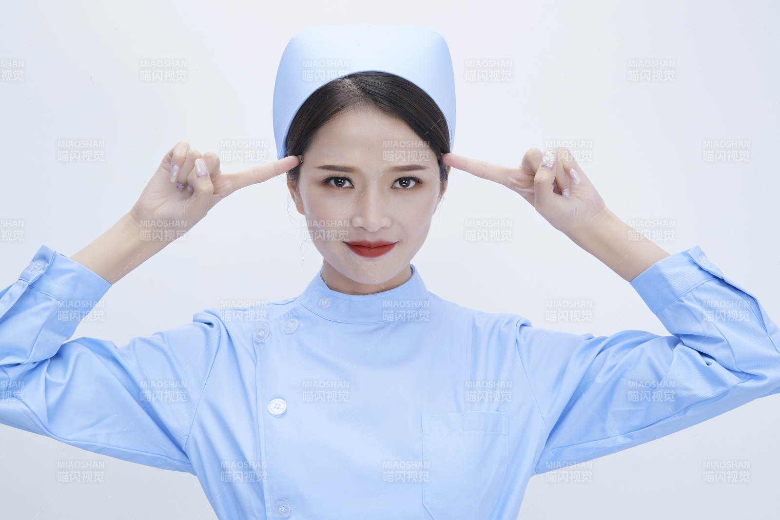 身穿蓝色护士服展示各种表情的漂亮女护士图片