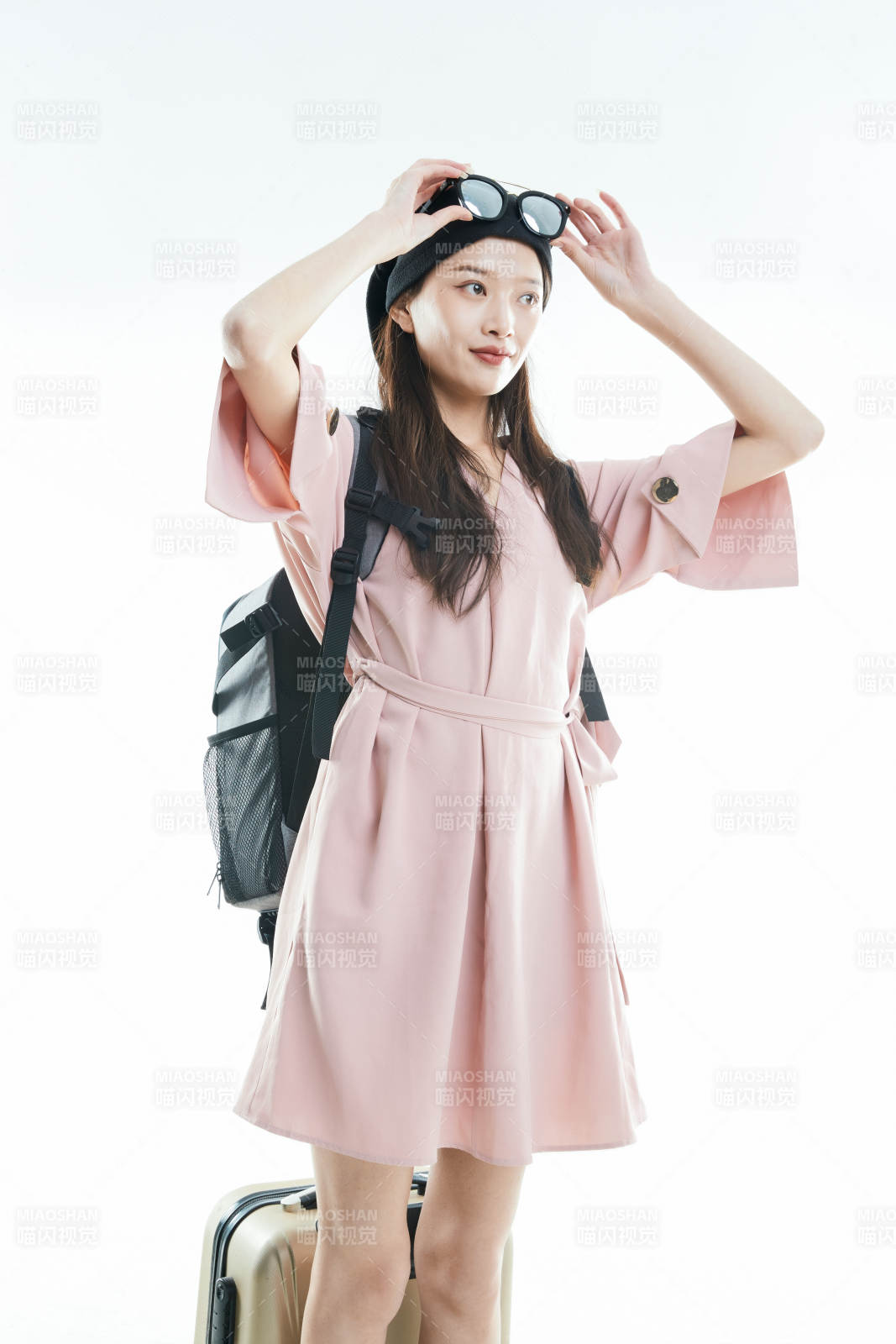 白色背景下准备出发旅行的美丽东方女大学生图片