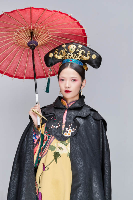 白色背景下的清代女性古装造型清朝古装图片