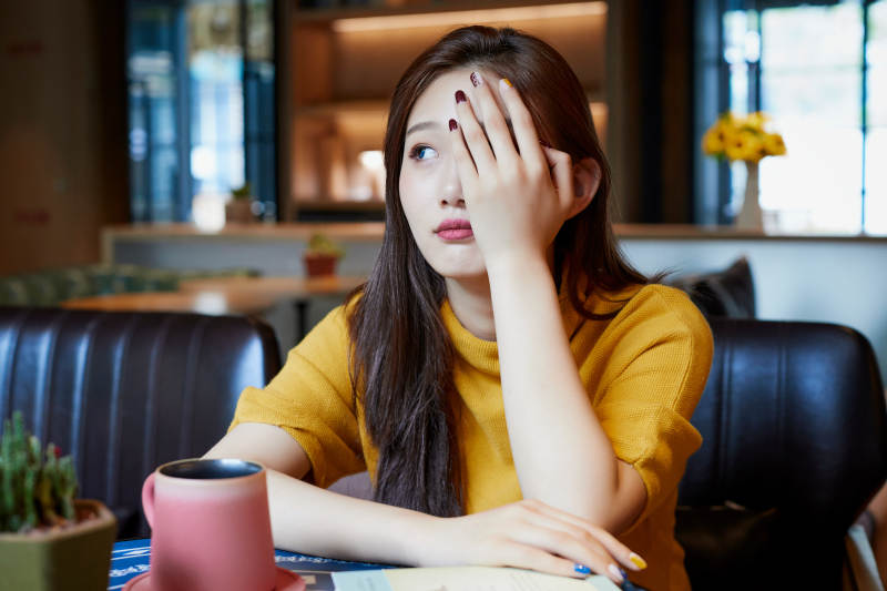 在图书咖啡馆阅读书籍的少女图片