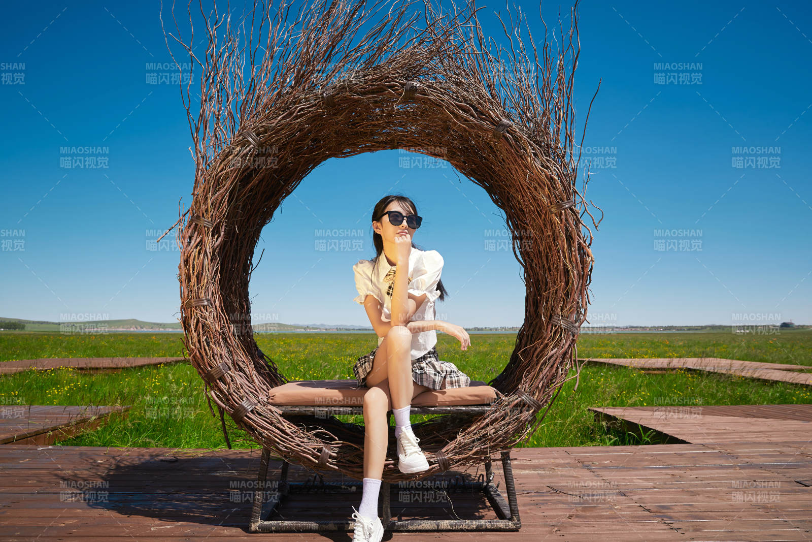 盛夏在草原湿地公园游玩的姑娘图片