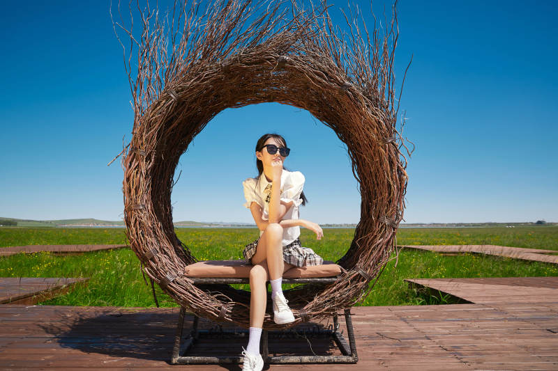 盛夏在草原湿地公园游玩的姑娘图片