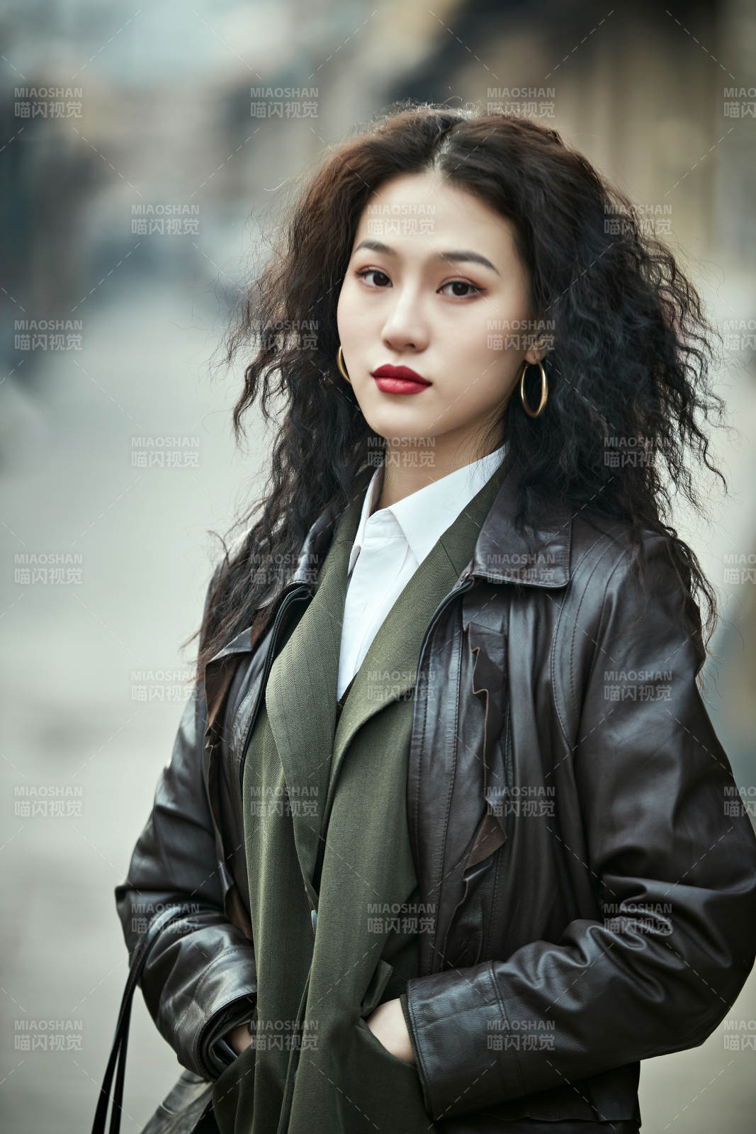 老旧城区里穿着复古港风的美丽清纯少女图片