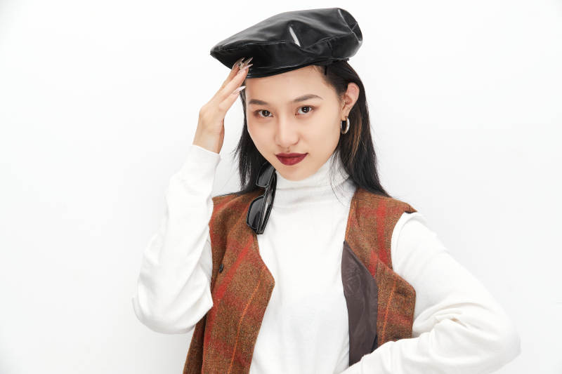 身穿复古服装的亚洲少女人像图片