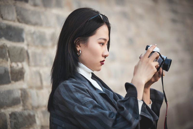 手持相机拍摄的港风少女图片