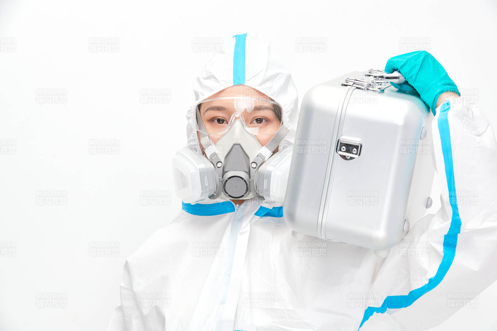 穿白色防护服佩戴护目镜口罩的女性医疗人员图片