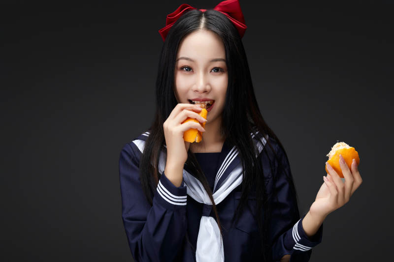 吃水果的亚洲东方长发少女图片