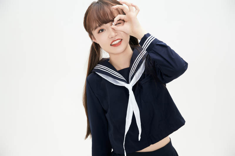 身穿日系高中制服的美丽少女图片