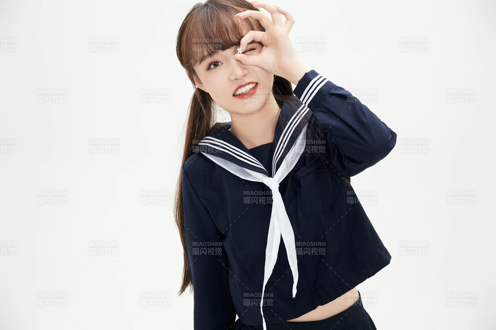 身穿日系高中制服的美丽少女图片